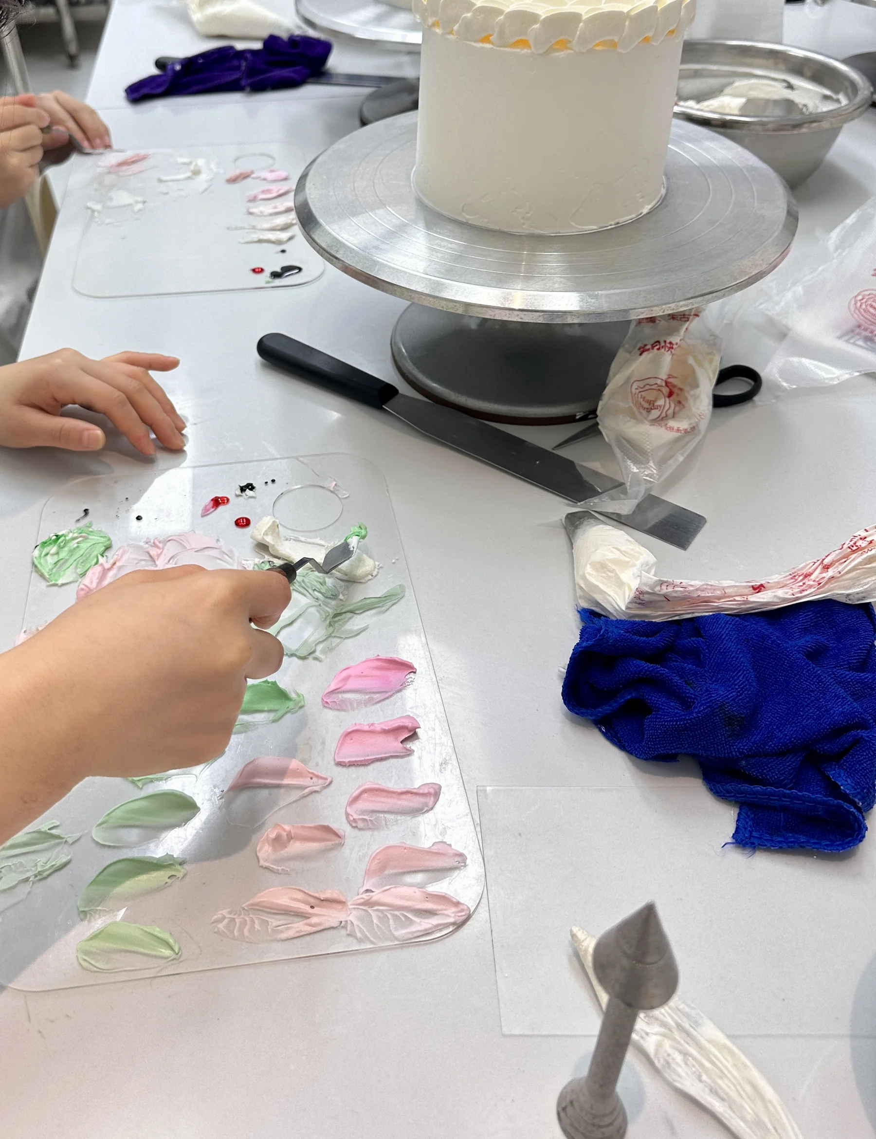 学员在课堂中进行蛋糕装饰细节练习