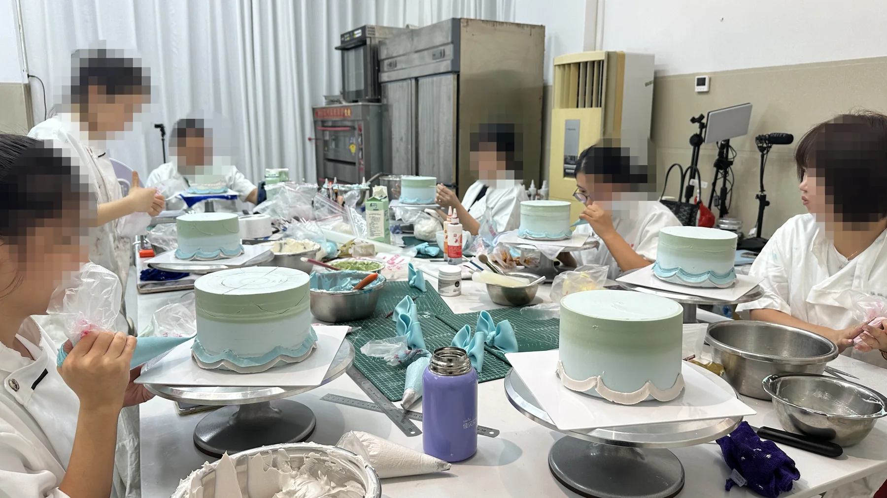 学员在课堂上分别完成蛋糕抹面和裱花练习